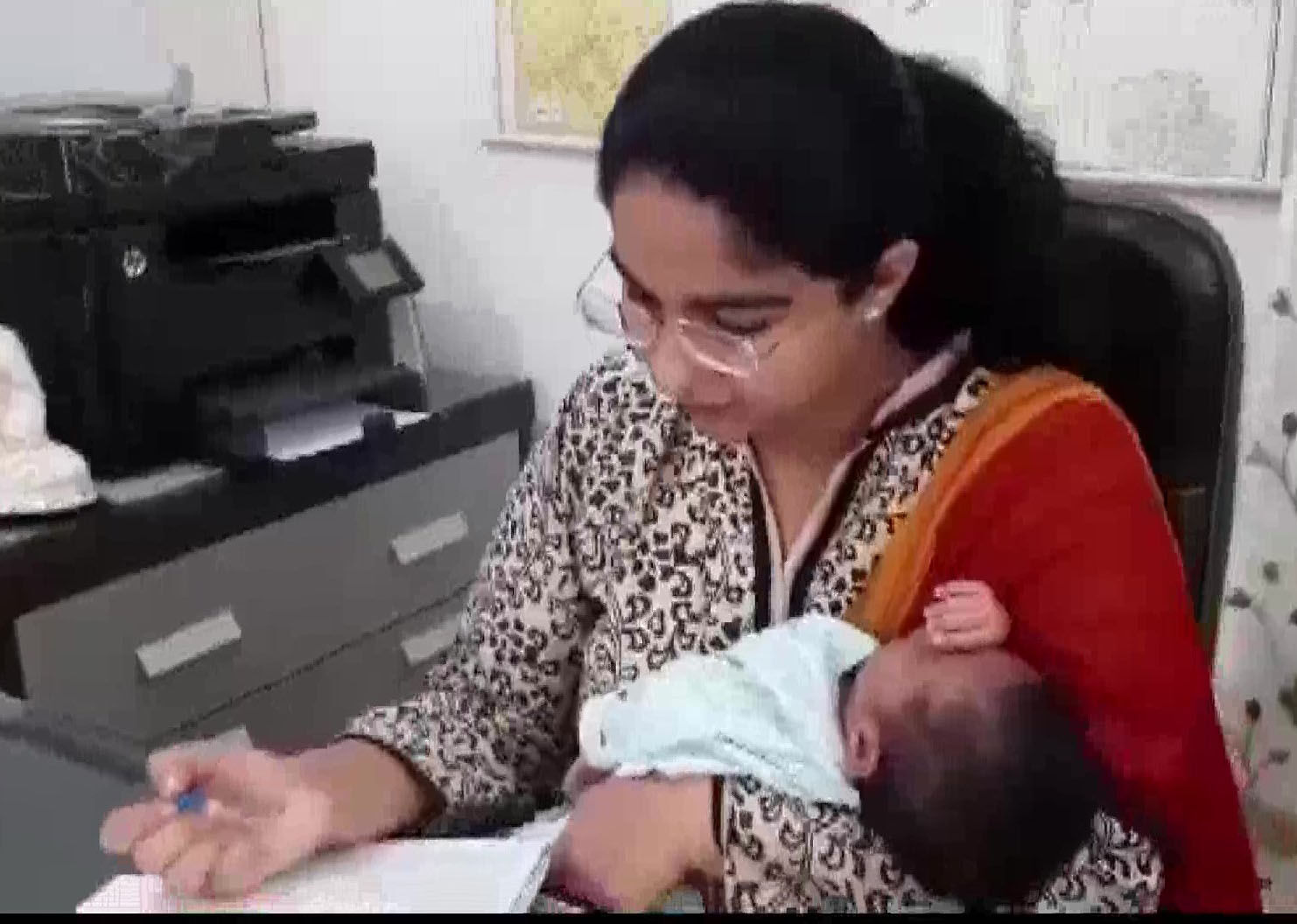 कोरोना संक्रमण के बीच डिलिवरी के 15वें दिन ही बच्चे को लेकर काम पर लौटीं SDM, हो रही तारीफ