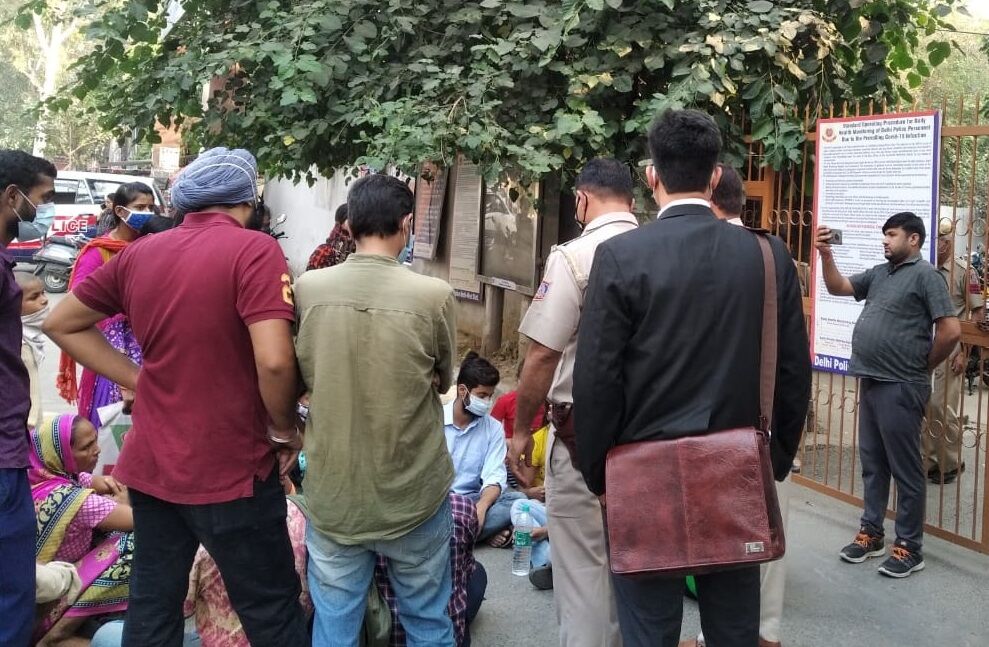 दिल्ली : दलित नाबालिग लड़की के गैंगरेप-हत्या की रिपोर्ट दर्ज करवाने के लिए प्रदर्शनरत छात्रों को पुलिस ने हिरासत में लेकर पीटा