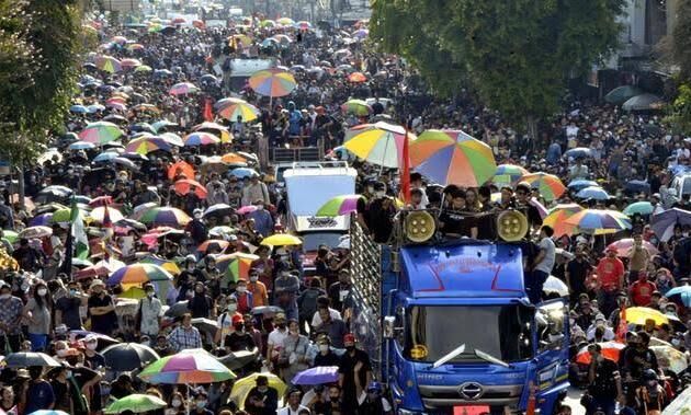 थाईलैंड में राजशाही के खिलाफ विद्रोह, हजारों लोग उतरे सड़क पर, लगा आपातकाल