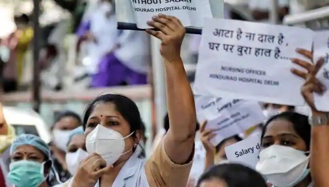 6 महीने से नहीं मिला है दिल्ली के हिंदूराव अस्पताल के डॉक्टरों का वेतन, कैंडल मार्च के साथ किया प्रदर्शन