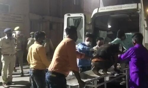 यूपी के पीलीभीत में बोलेरो की टक्कर से बस के उड़े परखच्चे, 8 की मौत, 32 घायल