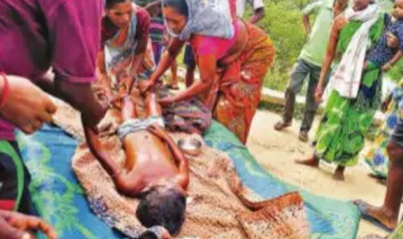 अंधविश्वास : सर्पदंश की शिकार तीन बच्चियों को अस्पताल ने मृत बताया, परिजन जिंदा कराने झारखंड से ओडिशा ले गए