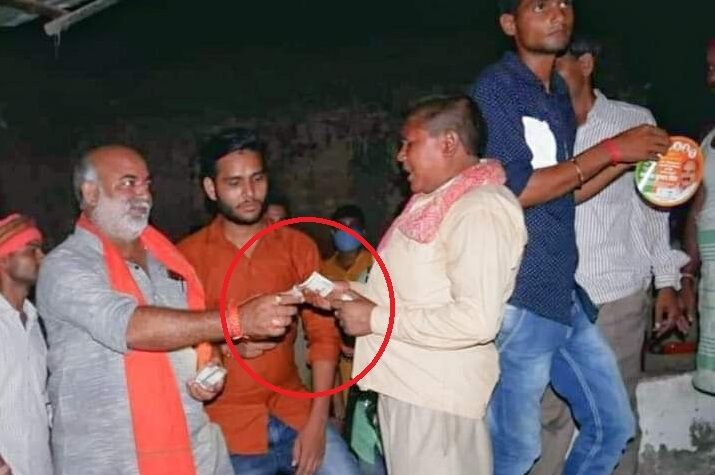 यूपी उपचुनाव : जौनपुर के मल्हनी से भाजपा उम्मीदवार मनोज सिंह का मतदाताओं को पैसे बांटते फोटो हुआ वायरल