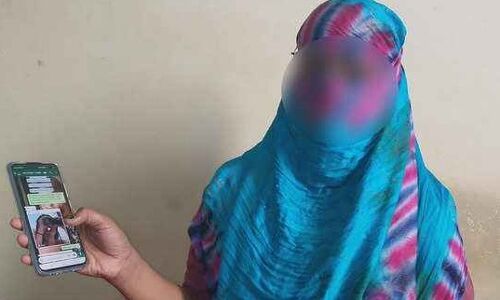 बाहुबली विजय मिश्रा पर मुकदमा दर्ज कराने वाली सिंगर बोली महिषासुर जैसे विधायक ने कई लड़कियों से किया रेप