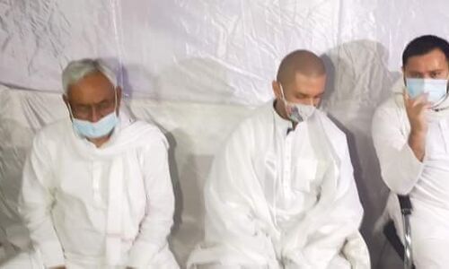 रामविलास पासवान के ब्रह्मभोज में बिहार की राजनीति के तीनों ध्रुव दिखे एक साथ, निकाले जा रहे निहितार्थ रामविलास पासवान के ब्रह्मभोज में बिहार की राजनीति के तीनों ध्रुव दिखे एक साथ, निकाले जा रहे निहितार्थ