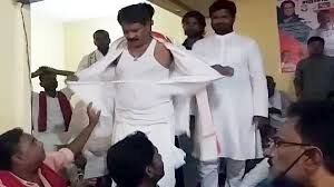 प्रत्याशी ने मंच पर ही फाड़ लिया कुर्ता और  कर ली प्रतिज्ञा, क्षेत्र जिला बनेगा तभी फिर पहनेंगे कुर्ता