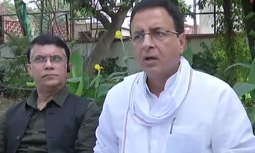 बिहार : सुरजेवाला का प्रधानमंत्री के चुनावी दौरे पर तंज, आज विशेष दर्जा देने का साहस दिखा ही दें, पूछे 10 सवाल