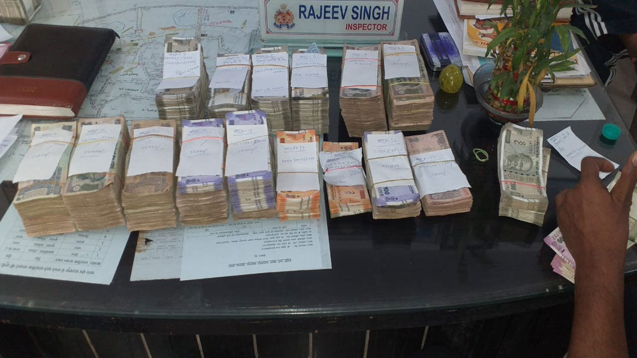 UP : घाटमपुर उपचुनाव के बीच काले रंग की कार में बरामद हुए 20 लाख रूपये, पकड़े गए 3 लोगों से आयकर की पूछताछ जारी