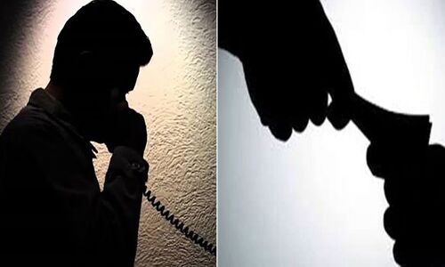 EXCLUSIVE : दारू मुर्गा पार्टी के बाद 20 हजार की डिमांड पर अड़ा भ्रष्ट लेखपाल, खूब गिड़गिड़ाया गरीब