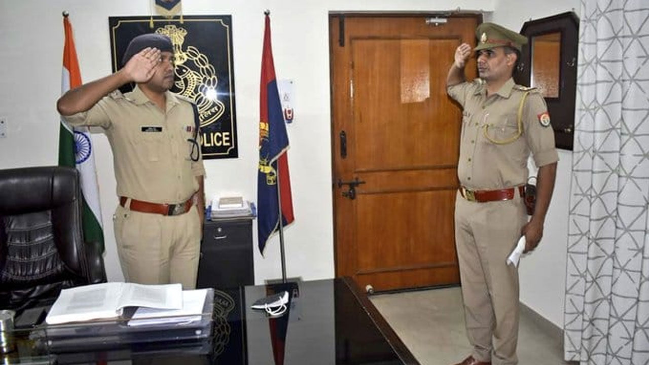 क्लीन शेव कराकर SP के समक्ष पेश हुआ मुस्लिम दरोगा, दाढ़ी बढ़ाने की इजाजत न लेने पर किया था सस्पेंड