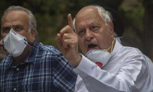 फारूक अब्दुल्ला बोलें मुसलमान होना गुनाह, PM मोदी पर लगाया धर्म के आधार पर भारत को बांटने का आरोप फारूक अब्दुल्ला बोलें मुसलमान होना गुनाह, PM मोदी पर लगाया धर्म के आधार पर भारत को बांटने का आरोप