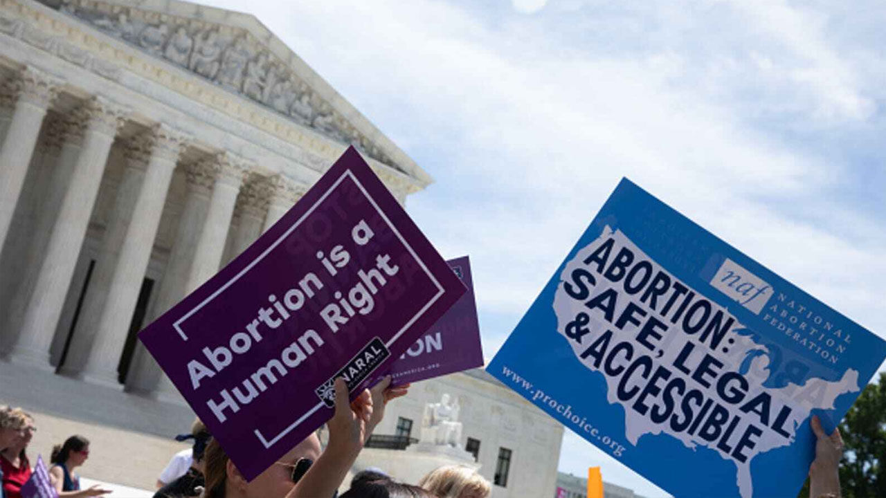 महिलाओं को गर्भपात के अधिकार से वंचित करने की अभियान में अमेरिका भी शामिल