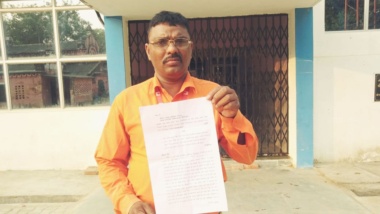 एक दशक से निलंबित चतुर्थ श्रेणी कर्मचारी की आपबीती, बोले-जाति का मैं धोबी हूं इसलिए मुझे नहीं मिल रहा न्याय एक दशक से निलंबित चतुर्थ श्रेणी कर्मचारी की आपबीती, बोले-जाति का मैं धोबी हूं इसलिए मुझे नहीं मिल रहा न्याय