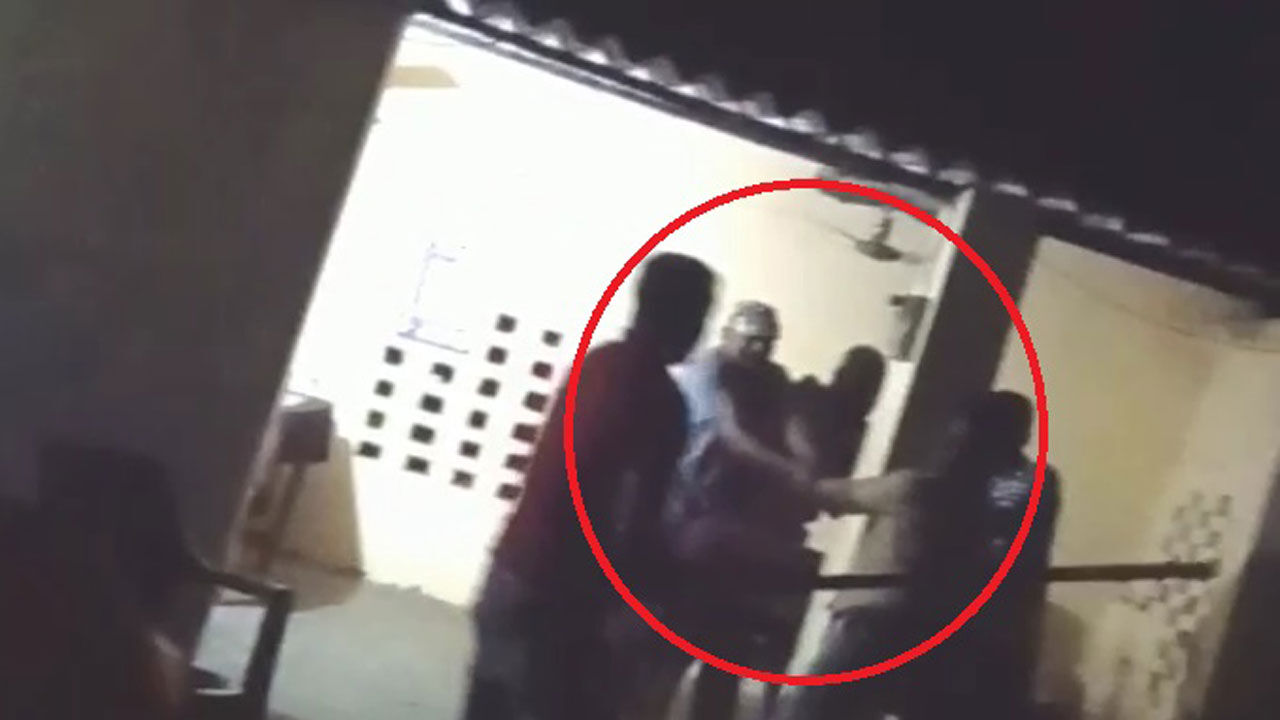 फिर सामने आया UP पुलिस का खौफनाक चेहरा, युवक को पिलर से बांधकर बेरहमी से पीटा