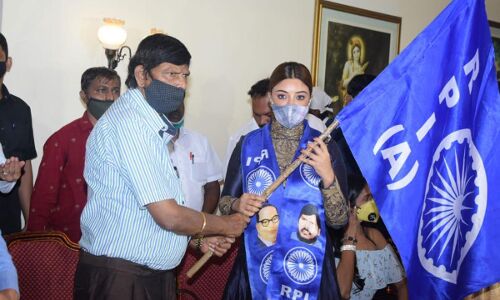 गो कोरोना गो के नारे लगाने वाले अठावले भी COVID पॉजिटिव, कल पायल घोष को दिलाई थी RPI की सदस्यता गो कोरोना गो के नारे लगाने वाले अठावले भी COVID पॉजिटिव, कल पायल घोष को दिलाई थी RPI की सदस्यता