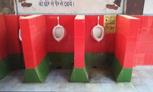 योगीराज : गोरखपुर में पेशाबघर को रंगा समाजवादी पार्टी के रंग से, सपा ने बताया भाजपा की दूषित मानसिकता