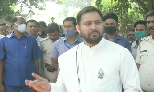 दूसरे चरण की वोटिंग करीब आते तेजस्वी ने तेज किया नीतीश पर हमला, जेपी नड्डा को बहस की चुनौती