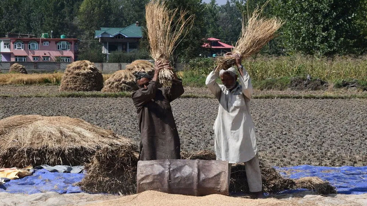 विशेष लेख : कश्मीर को कारपोरेट के हाथों तबाह करने लिए बदला गया भूमि कानून