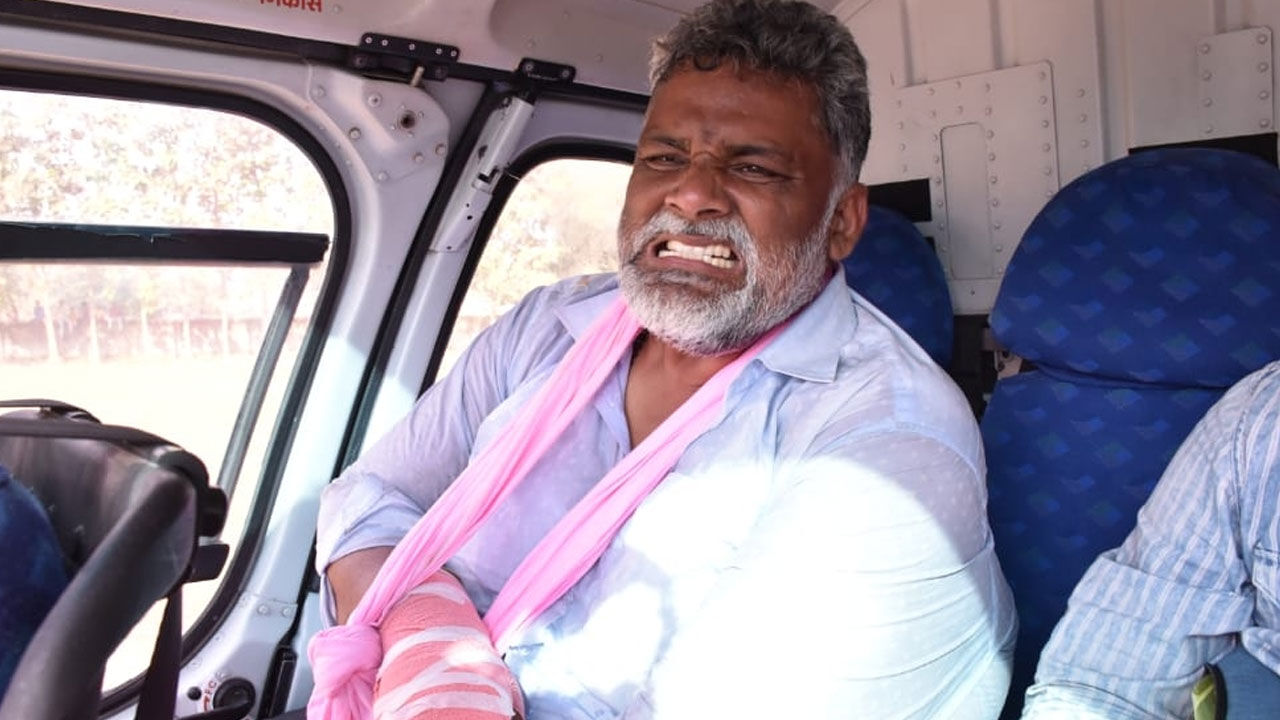 बिहार में पप्पू यादव का चुनावी मंच टूटा, दाहिने हाथ की हड्डी टूटी