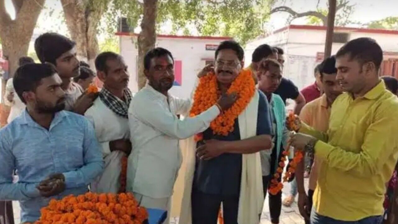 UP : दरोगा की अनोखी रिटायरमेंट, ढोल-नगाड़े बजवाकर कंधों पर बिठाया, स्मृति चिन्ह के साथ दारू की बोतलें ​मिलीं गिफ्ट