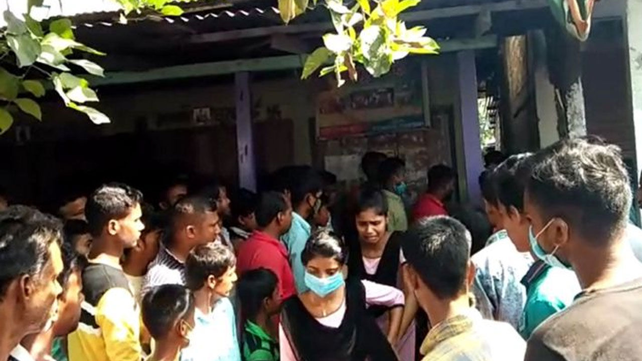 कर्ज में डूबे असम के एक परिवार के पांच सदस्यों ने की आत्महत्या कर्ज में डूबे असम के एक परिवार के पांच सदस्यों ने की आत्महत्या