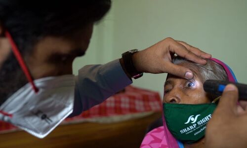 बाबा का ढाबा दंपती के आंखों में मोतियाबिंद के बाद आज होगी सर्जरी, यूट्यूबर पर लगाया ठगी का आरोप