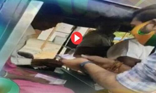 मतदाताओं को पैसे बांटते भाजपा कार्यकर्ता का वीडियो वायरल, जांच के आदेश