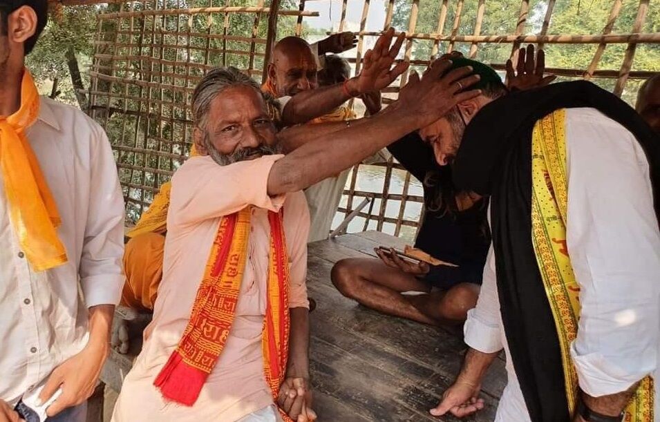 कौन हैं फैसल खान जिनके नाम पर मचा है इतना बवाल, मंदिर में नमाज पढ़ने पर UP पुलिस ने किया गिरफ्तार