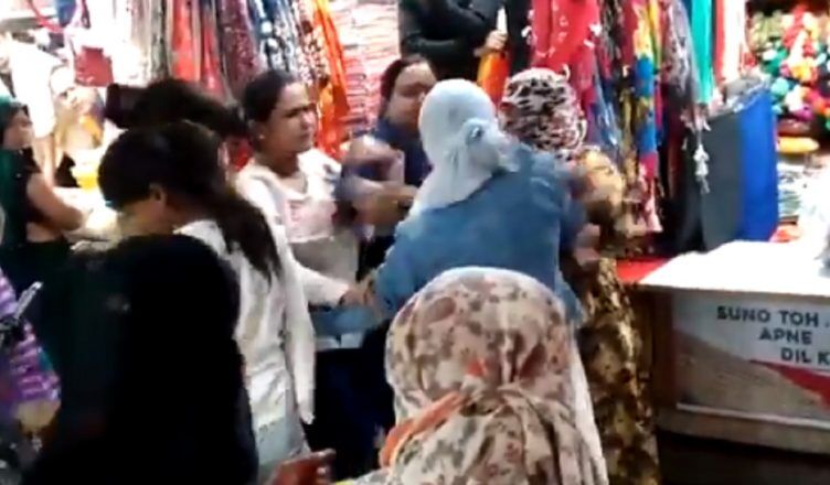 यूपी : आंटी कहने पर महिला ने लड़की को बुरी तरह पीटा, सोशल मीडिया पर वीडियो वायरल