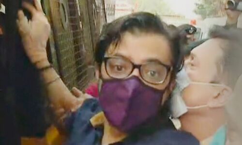 अदालत में पेश अर्णब को कोर्ट ने दी चेतावनी, मत बनाओ अजीबोगरीब भाव, चुपचाप रहो सीधे खड़े