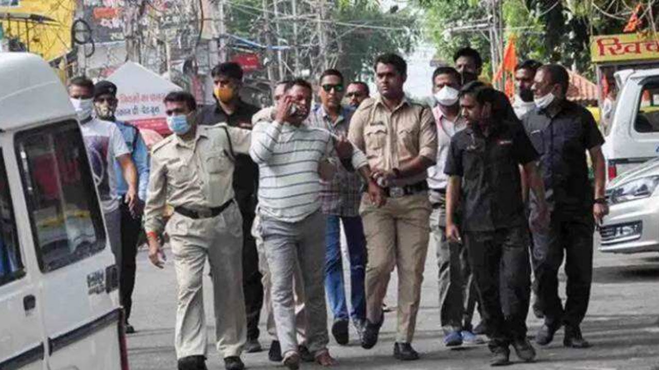 बिकरु के विकास दुबे कांड में SIT ने दाखिल की 3200 पेज की रिपोर्ट, 80 से ज्यादा लोग हैं दोषी बिकरु के विकास दुबे कांड में SIT ने दाखिल की 3200 पेज की रिपोर्ट, 80 से ज्यादा लोग हैं दोषी