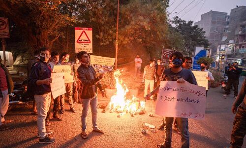 अर्णब की गिरफ्तारी के खिलाफ ABVP का प्रदर्शन, ठाकरे सरकार पर लगाया पत्रकारों को धमकाने का आरोप