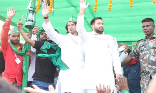 लालू के बेटों की सर्टिफिकेट उम्र में है अजीब लोचा, छोटे बेटे तेजस्वी यादव तेज प्रताप से ऑन पेपर हैं बड़े