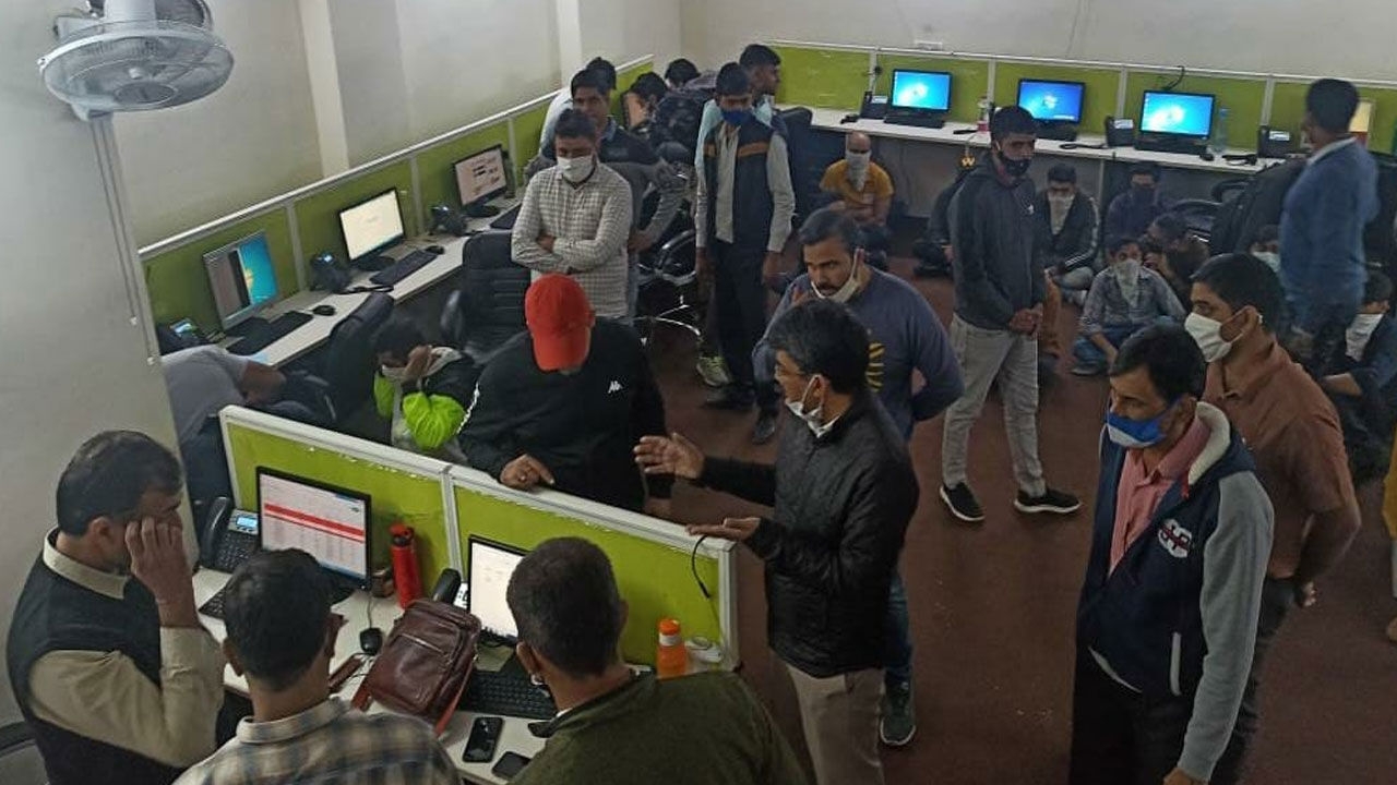 विदेशी नागरिकों को निशाना बनाने वाले फर्जी कॉल सेंटर का भंडाफोड़, 17 गिरफ्तार