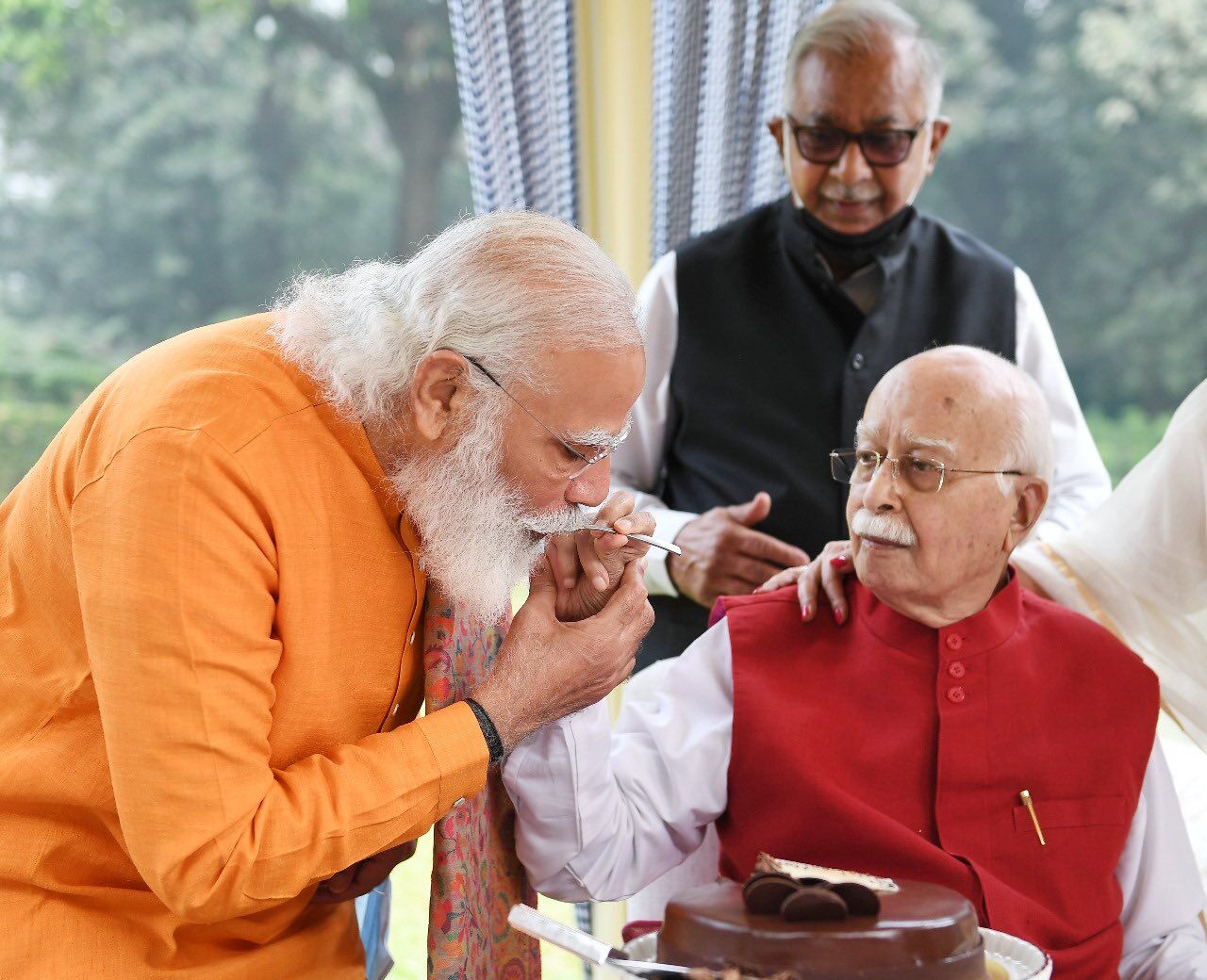 लालकृष्ण आडवाणी के 93वें जन्मदिन को नरेंद्र मोदी ने इस खास अंदाज में किया सेलिब्रेट