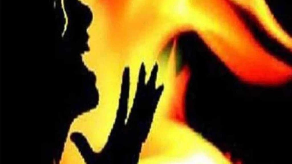 यूपी में छेड़खानी का विरोध करने पर छात्रा को जिंदा जलाया, बचाने गए पिता भी झुलसे यूपी में छेड़खानी का विरोध करने पर छात्रा को जिंदा जलाया, बचाने गए पिता भी झुलसे