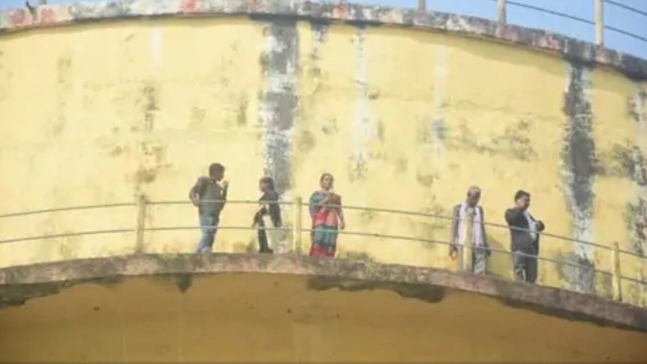 UP : बंदर की मौत और भाई के अपहरण की CBI जांच कराने के लिए पूरा परिवार बन गया शोले का बीरू UP : बंदर की मौत और भाई के अपहरण की CBI जांच कराने के लिए पूरा परिवार बन गया शोले का बीरू