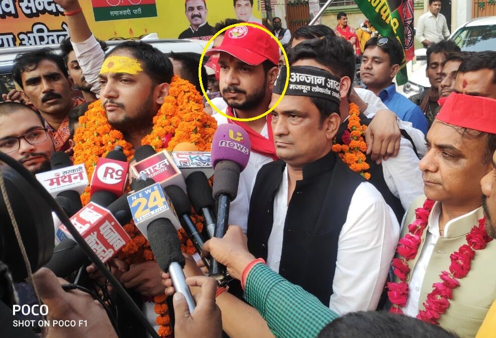 गैंगरेप के जिस आरोपी को ढूंढ रही है UP पुलिस वह सपा नेताओं के साथ आया नजर, कानून व्यवस्था पर सवालिया निशान