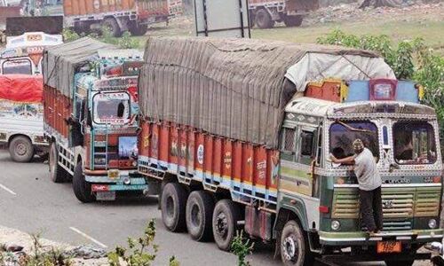 ट्रांसपोर्टरों ने बढ़ते कर्ज से परेशान होकर लौटाए ट्रक, अचानक लॉकडाउन के बाद चौपट हो गया धंधा