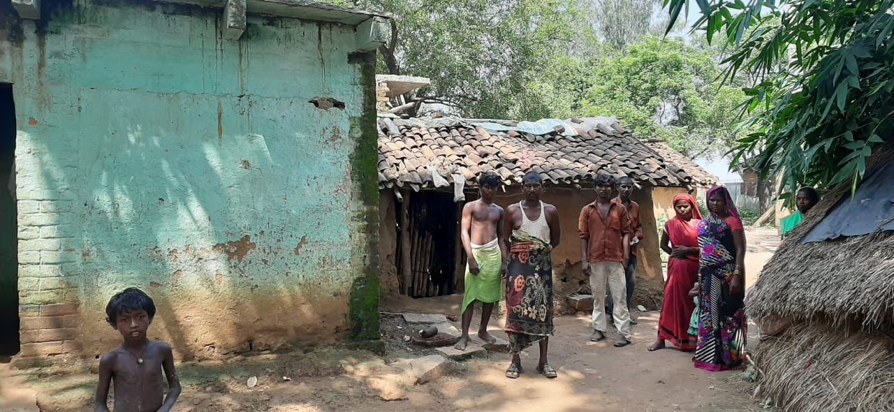 ग्राउंड रिपोर्ट : UP में क़िस्त के इंतजार में शरणार्थी बने पीएम आवास योजना के लाभार्थी, अपना घर तुड़वाकर रह रहे किराये पर