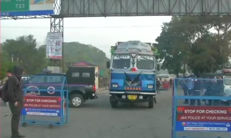 जम्मू कश्मीर में सुरक्षा बलों ने जैश के चार आतंकियों को ट्रक सहित विस्फोट कर उड़ाया, मौत