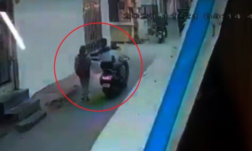 दिल्ली में बंदूक की नोक पर दिनदहाड़े महिला के साथ लूटपाट, सीसीटीवी कैमरे में कैद हुई घटना