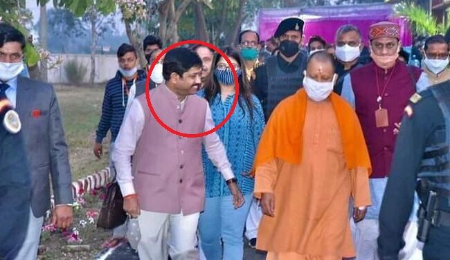 बिना मास्क के जनता को जेल और जुर्माना, फिर योगी के मंत्री क्यों उनके आदेश को दिखा रहे ठेंगा