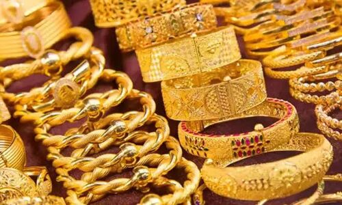 रेलवे इंजीनियर के यहां छापेमारी में 76 लाख नकदी व 50 लाख के गहनों समेत करोड़ों की अवैध संपत्ति बरामद