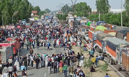 किसानों का पानीपत से दिल्ली कूच, रात में पुलिस वाले लंगर में साथ खाते हैं खाना, जताते हैं सहानुभूति