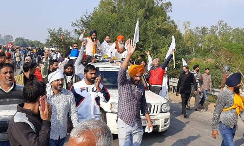 किसानों के एक और जत्थे ने हरियाणा में की एंट्री, तोड़े मल्टी-लेयर पुलिस बैरिकेड