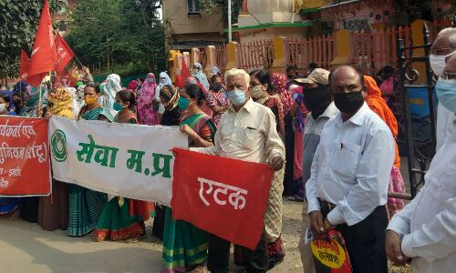 कृषि कानूनों के खिलाफ इंदौर में प्रदर्शन, आंदोलनकारी बोले किसान बिल से कारपोरेट होंगे मालामाल और मेहनतकश बेहाल