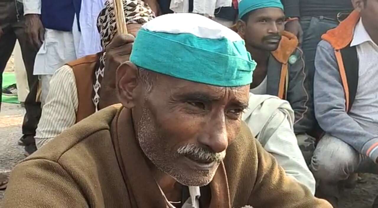 फतेहपुर में किसानों के समर्थन में बांदा-बहराइच राजमार्ग हुआ जाम, कहा सरकार को वापस लेना पड़ेगा काला कानून फतेहपुर में किसानों के समर्थन में बांदा-बहराइच राजमार्ग हुआ जाम, कहा सरकार को वापस लेना पड़ेगा काला कानून