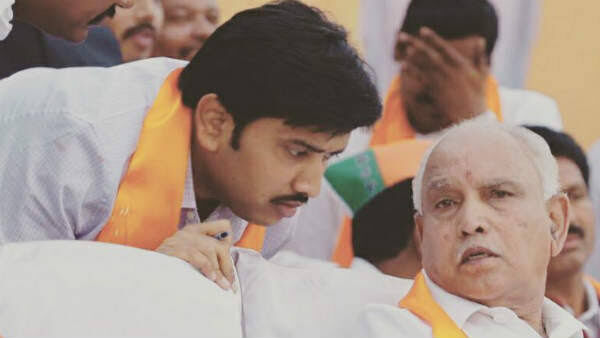 कर्नाटक सीएम येदुरप्पा के राजनीतिक सचिव ने की खुदकुशी की कोशिश, ऑपरेशन कमल में निभाई थी अहम भूमिका कर्नाटक सीएम येदुरप्पा के राजनीतिक सचिव ने की खुदकुशी की कोशिश, ऑपरेशन कमल में निभाई थी अहम भूमिका