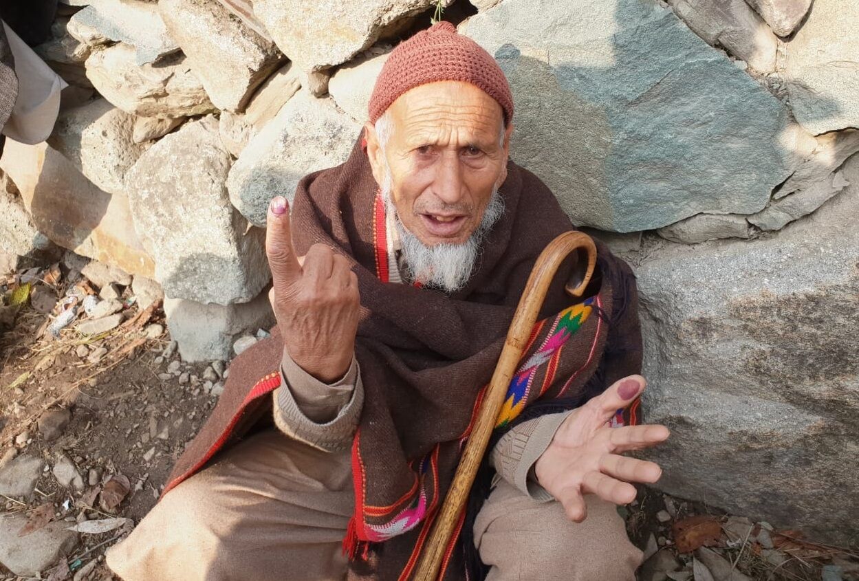 मतदान करने पहुंचे 95 साल के लेथा कोहली को DDC चुनावों से इलाके की गरीबी मिटने और सड़क पहुंचने की उम्मीद